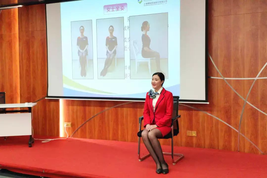 全國(guó)五一巾幗標(biāo)兵“白雪”翩翩而至——磁浮公司開展“燦爛微笑，標(biāo)準(zhǔn)儀態(tài)”服務(wù)禮儀培訓(xùn)